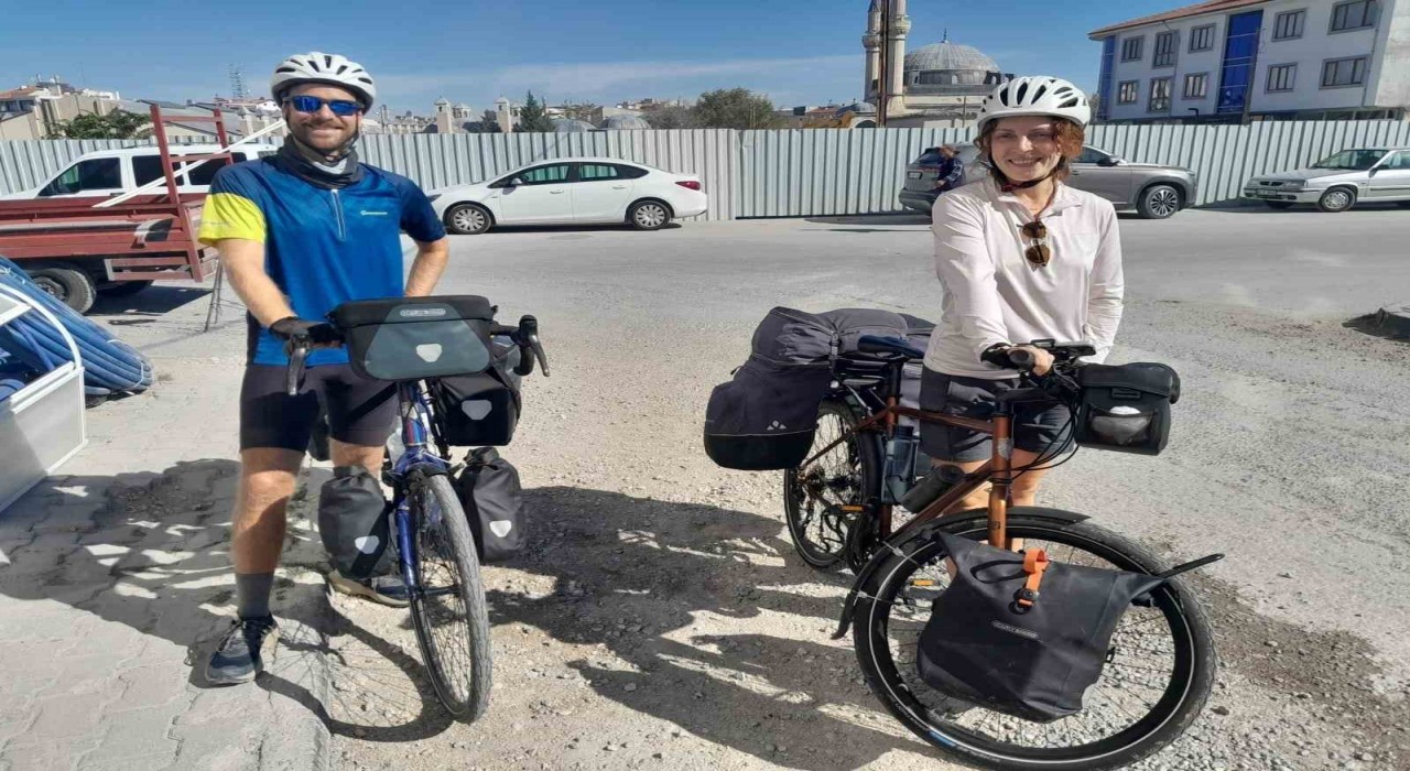 Bisikletle Almanyadan yola çıkıp, 10 ülkeyi geçip Konyaya ulaştılar