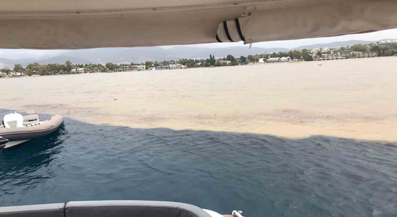 Bodrumda sağanak sonrası deniz çamura döndü, ikiye ayrılan renk görenleri şaşırttı