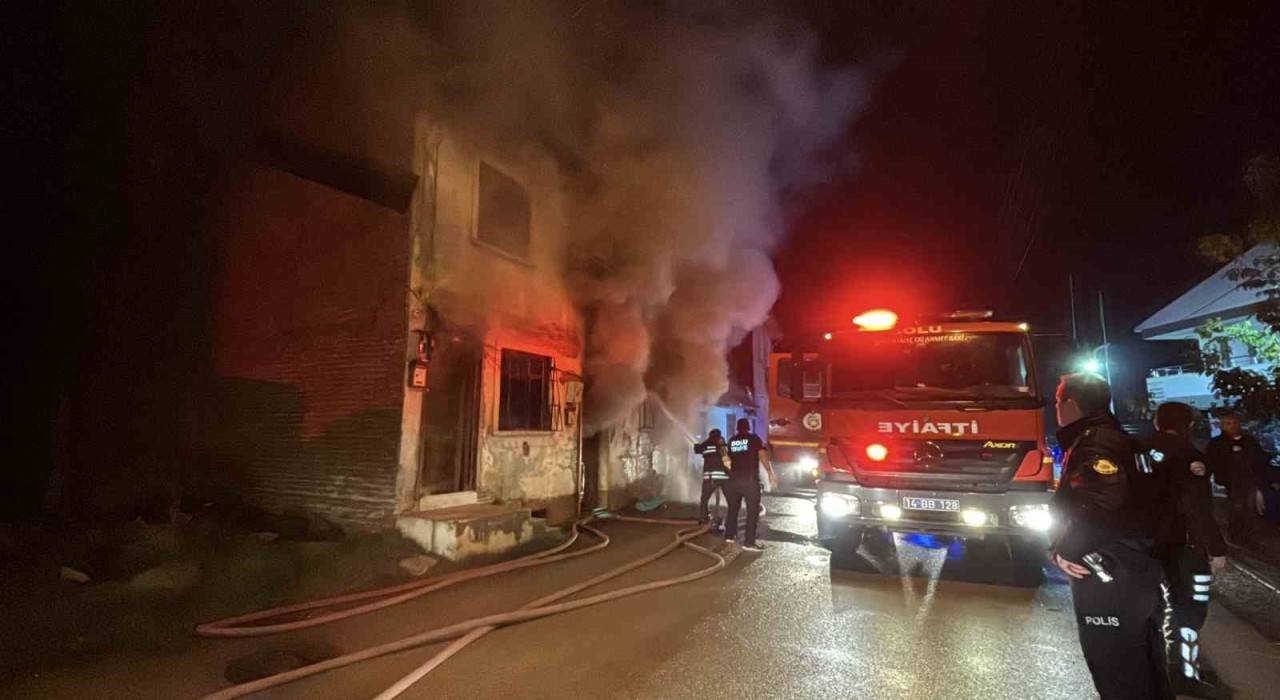 Boluda 2 katlı ahşap evde sobadan kaynaklı yangın çıktı: 1 yaralı