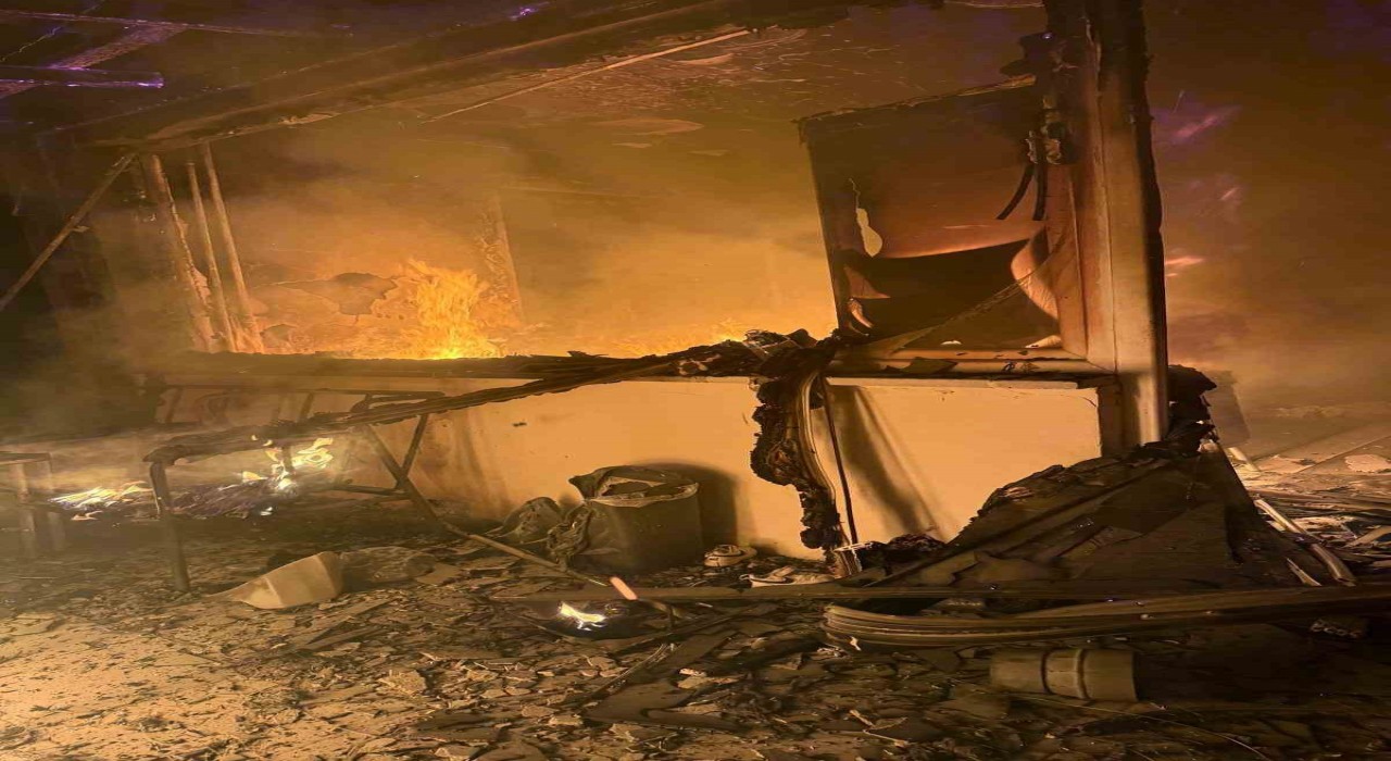 Boluda 2 katlı evin bir odası alev alev yandı