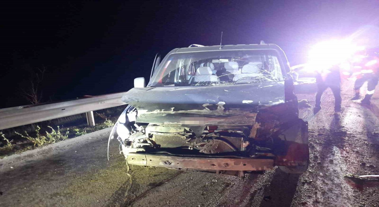 Boluda bariyerlere çarpan hafif ticari araç sürücüsü yaralandı