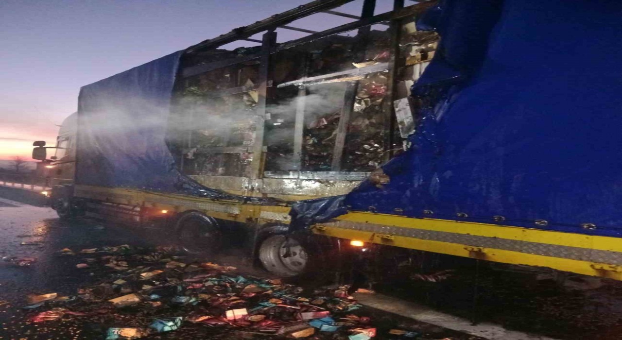 Boluda kuruyemiş yüklü dorse yandı