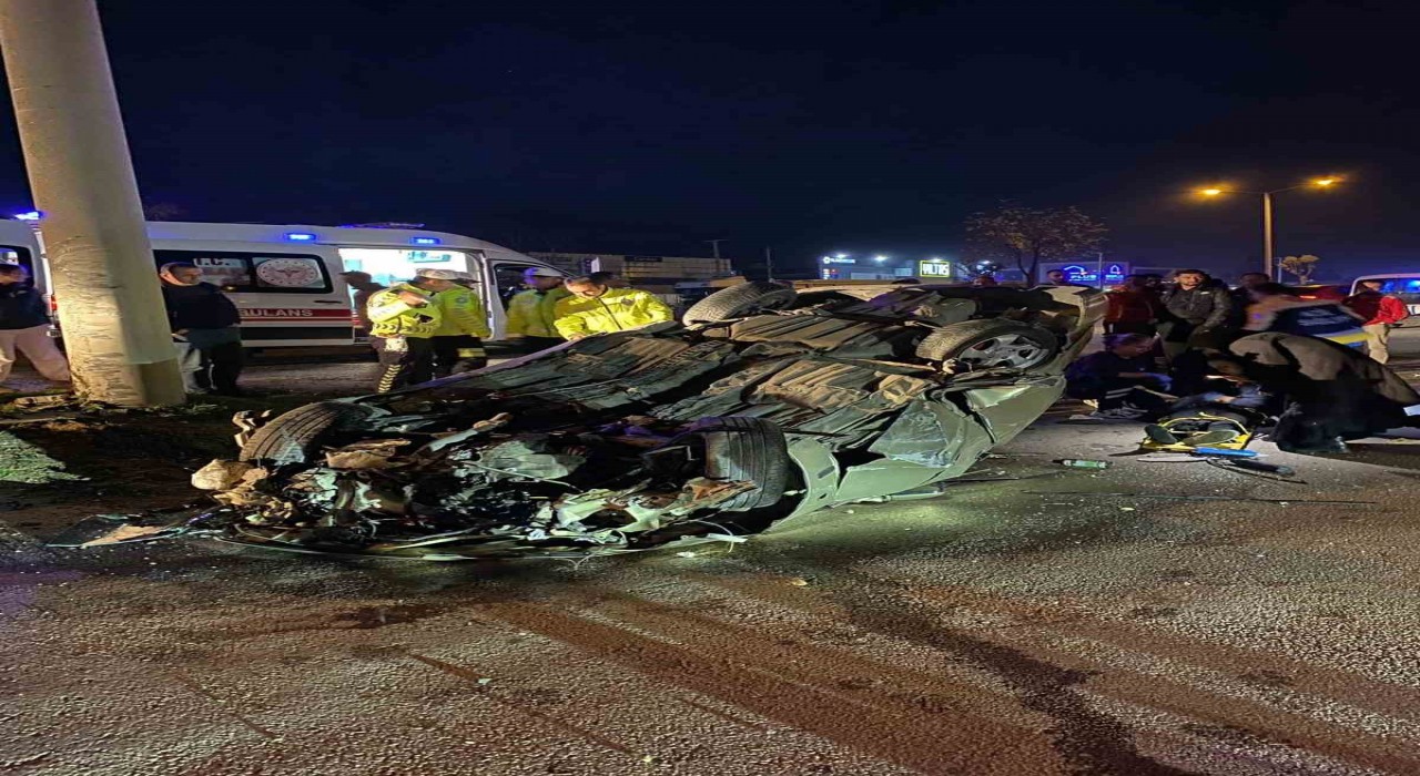Boluda önce refüje ardından elektrik direğine çarpan otomobil tepetaklak oldu: 1 yaralı