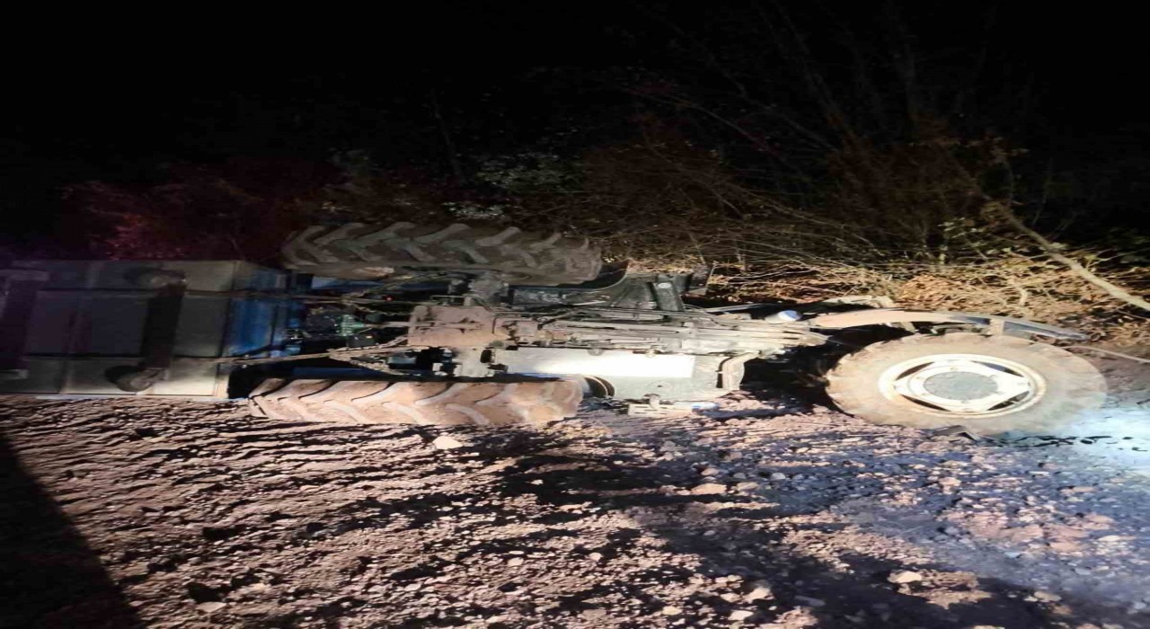 Boluda traktör devrildi: 2 yaralı