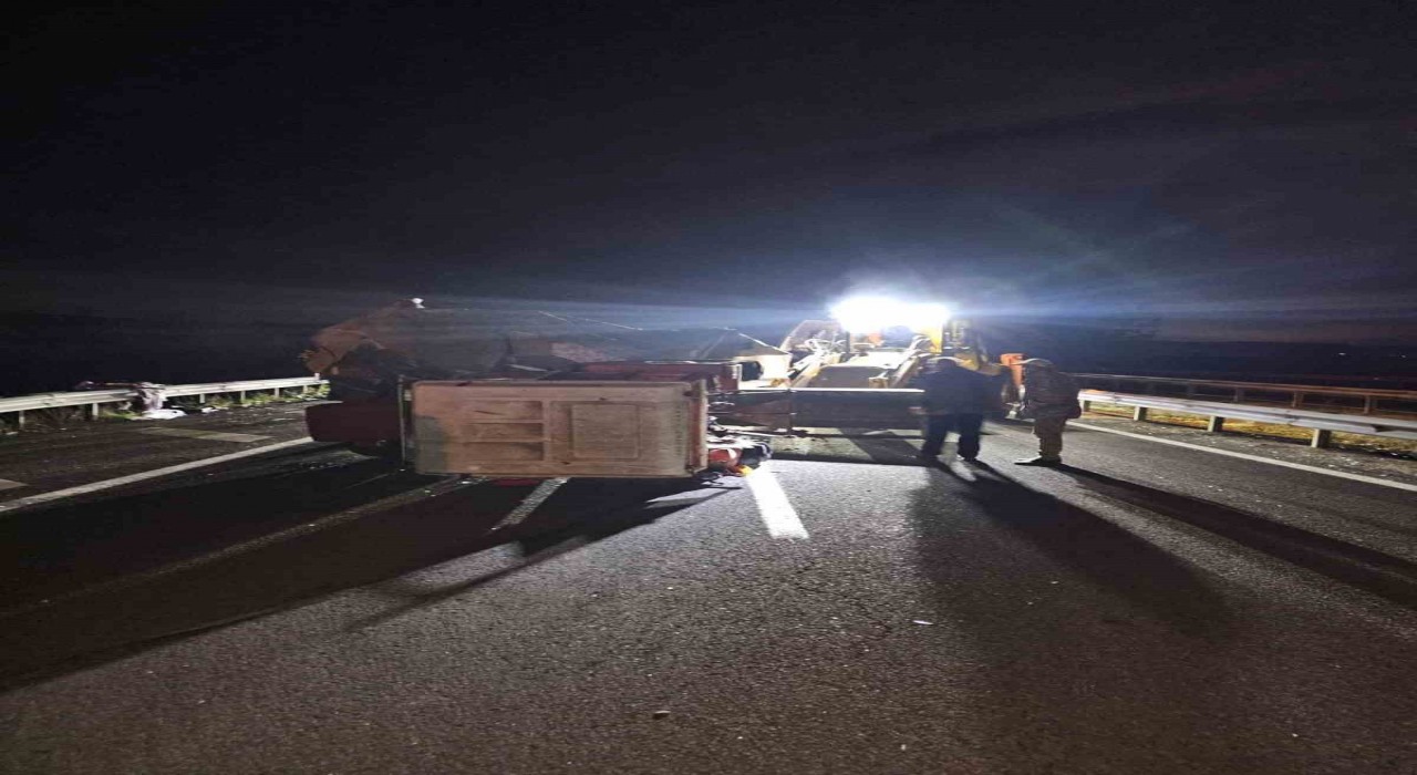 Boluda traktörle hafif ticari araç çarpıştı: 5 yaralı