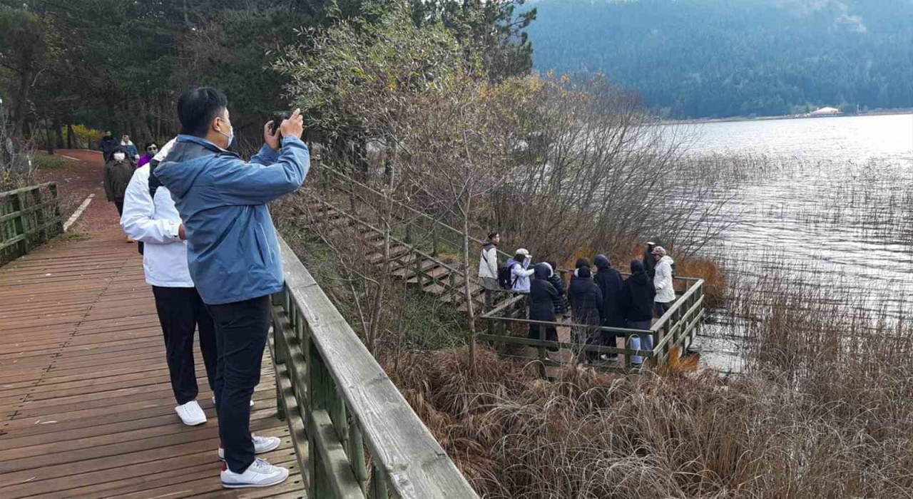 Bolunun doğa harikası Abant Gölüne ziyaretçi akını