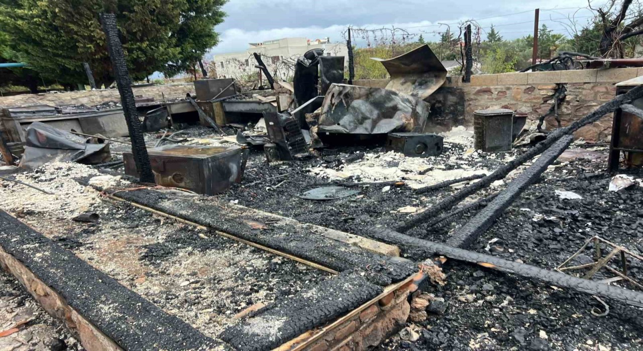 Bozcaadada çıkan yangında otel kullanılamaz hale geldi
