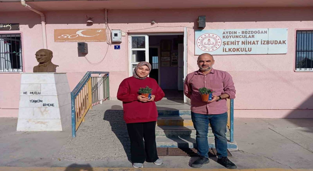 Bozdoğan Belediyesinden öğretmenlere karanfil çiçeği