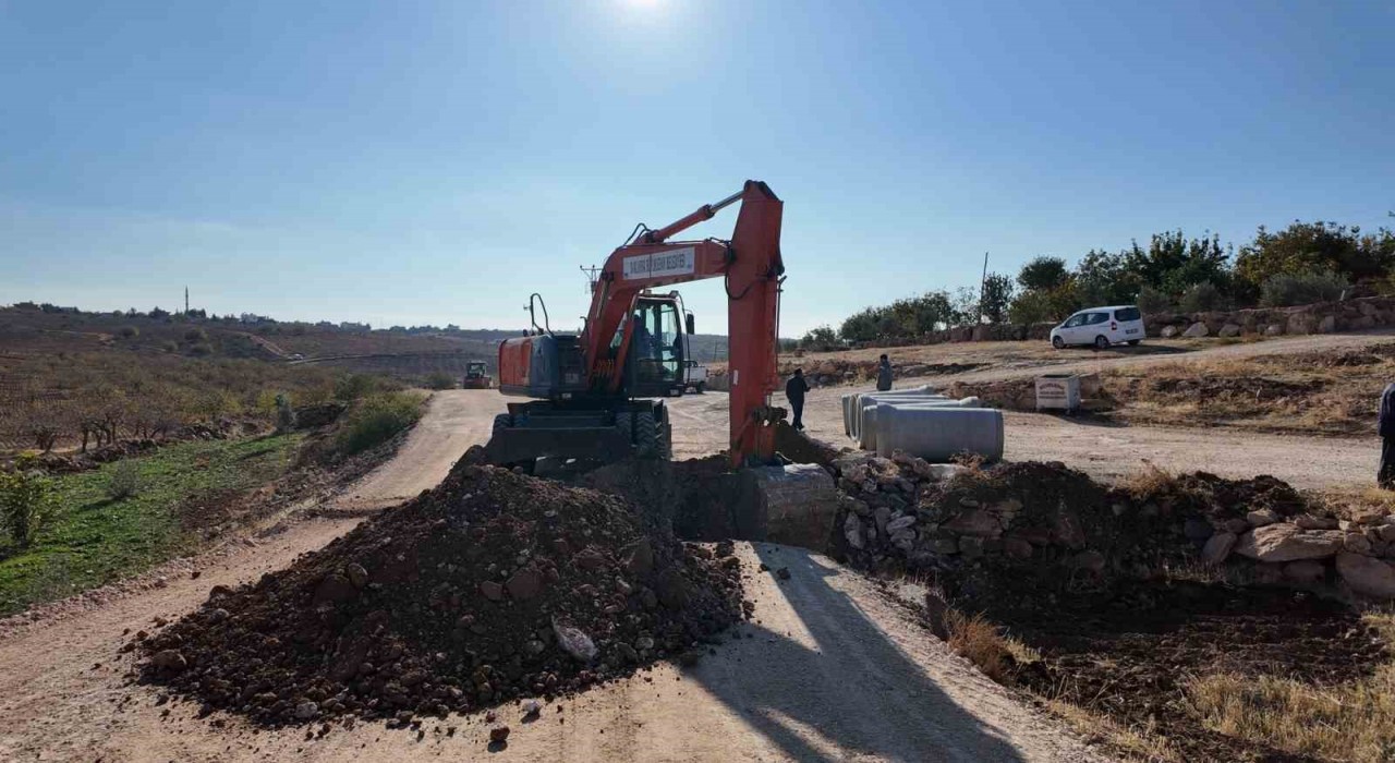 Bozovada deforme olan yol yenileniyor