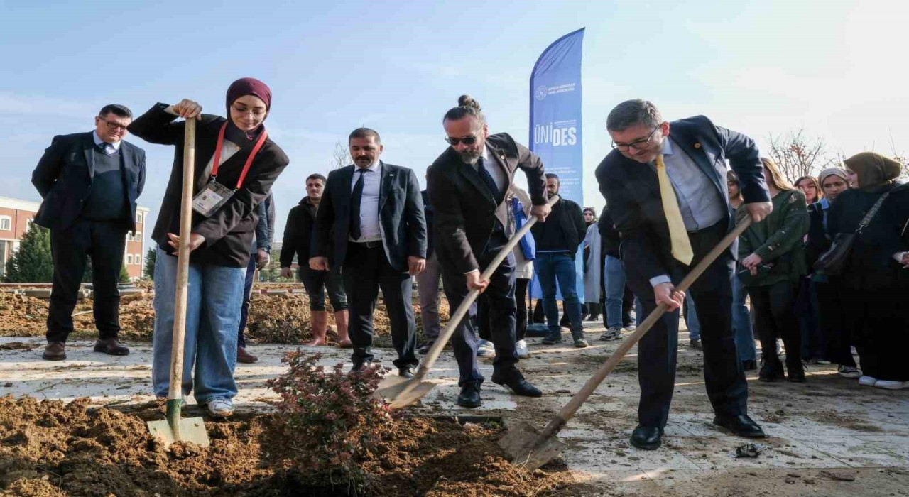 BŞEÜde kampüse yeni fidanlar dikildi