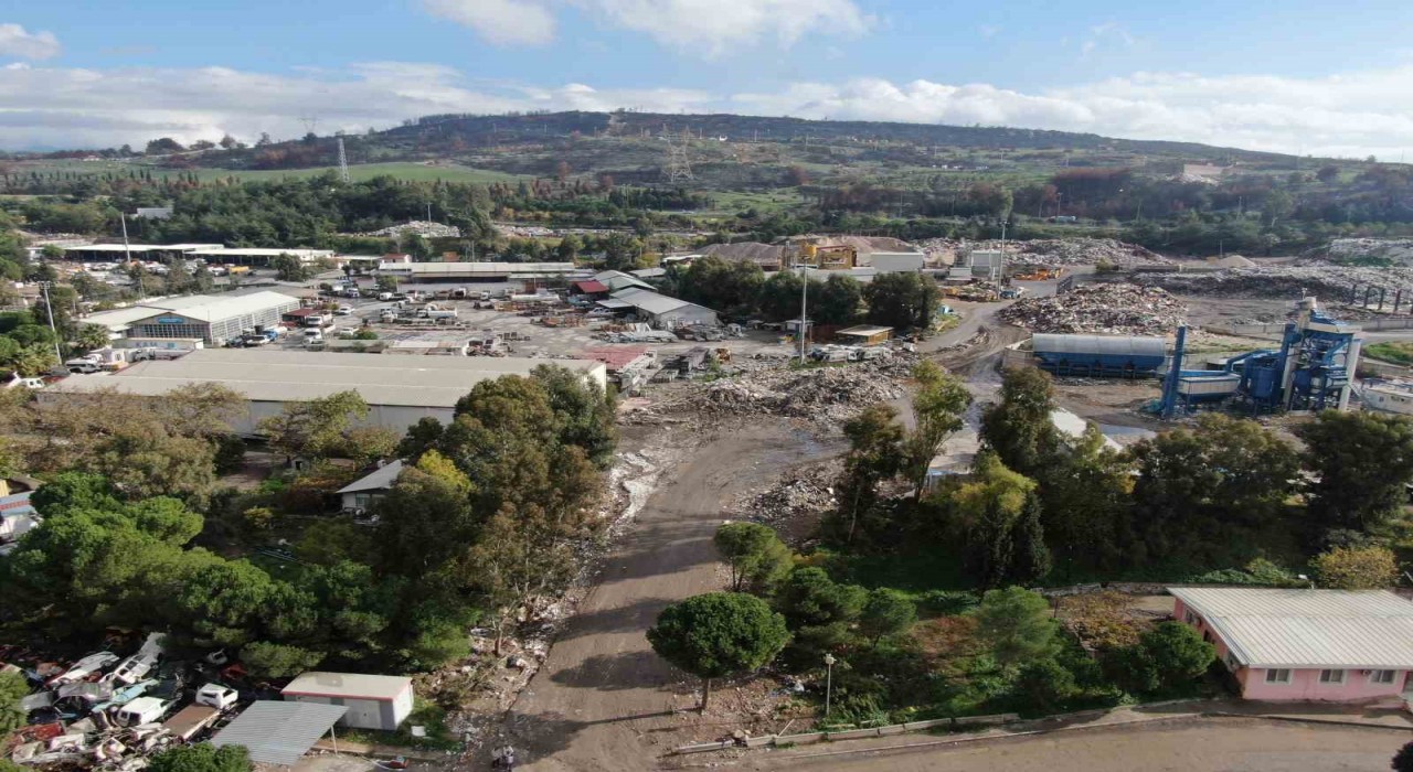 Buca Belediyesine karşı çöp eylemi sürüyor