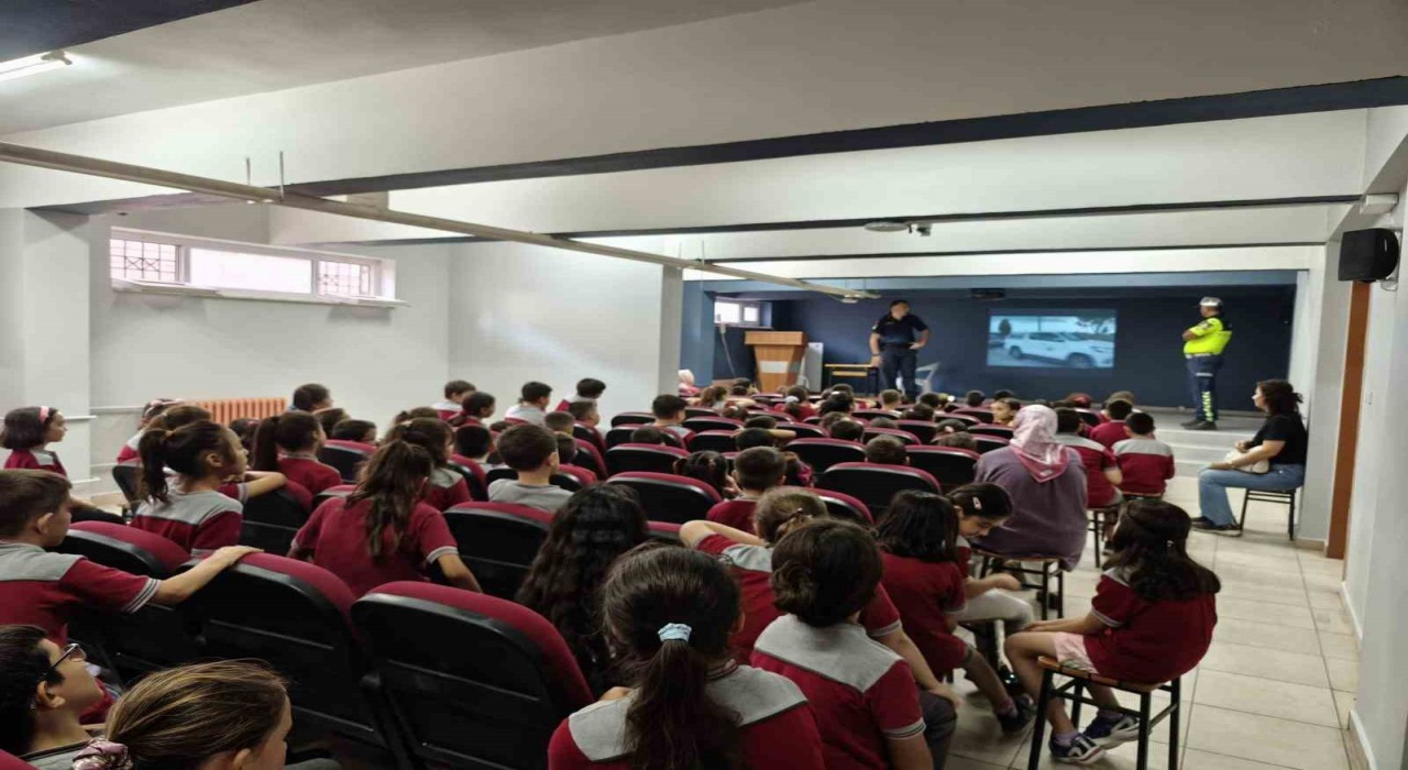 Buharkentte Jandarma, minik öğrencilere görevlerini anlattı