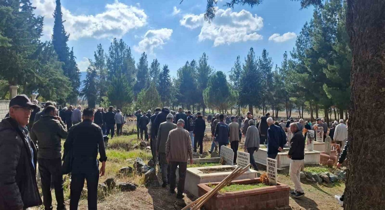 Burdurda çıkan yangında  hayatını kaybeden yaşlı çift toprağa verildi