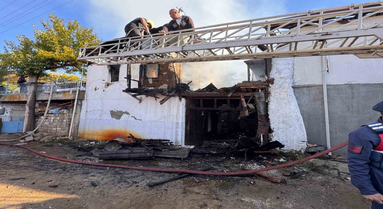 Burdurda çıkan yangında yaşlı çift hayatını kaybetti