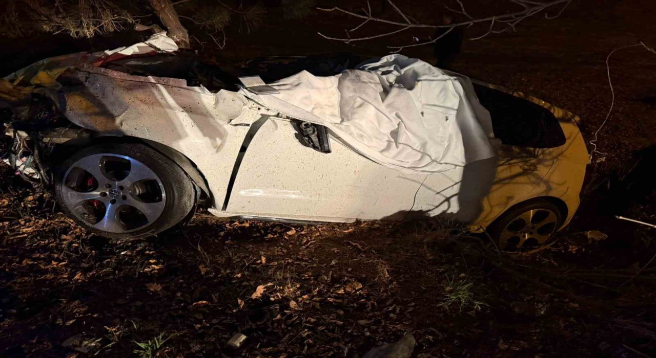 Burdurda kamyonet ile çarpışan otomobil hurdaya döndü: 1 ölü, 1 yaralı