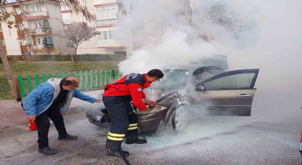 Burdurda seyir halindeki otomobil yandı
