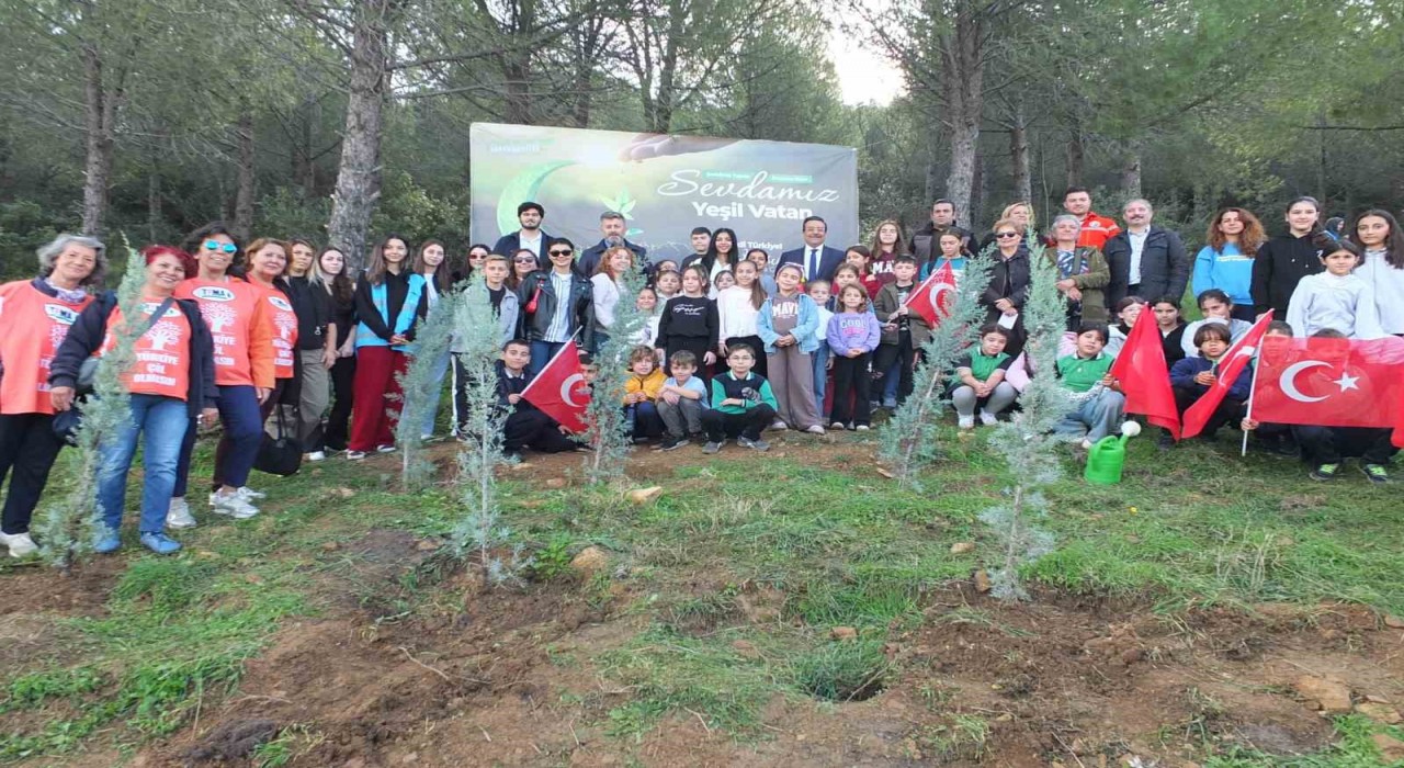 Burhaniyede 400 fidan toprakla buluştu