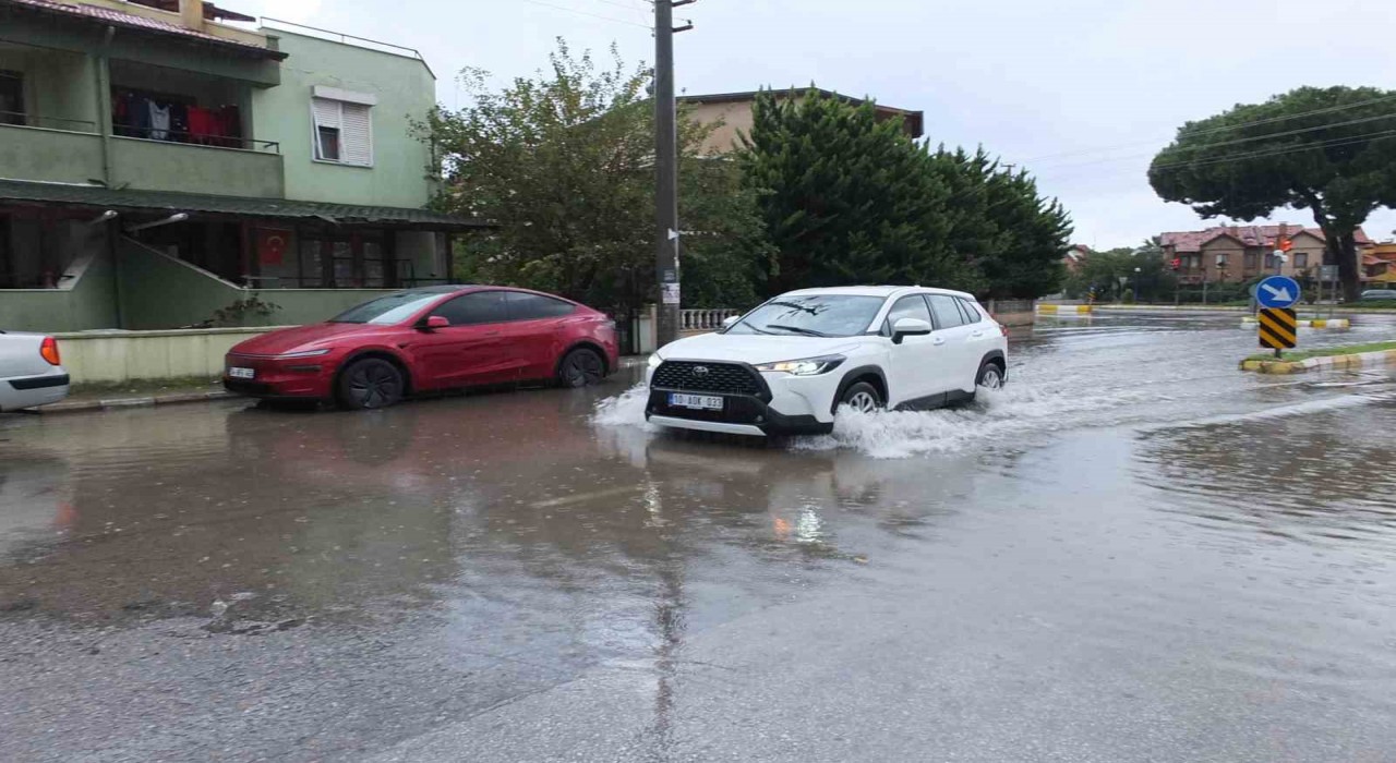 Burhaniyede sağanak yağış sokakları göle çevirdi