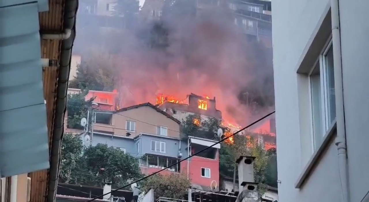 Bursada 2 katlı bina alevlere teslim oldu, o anlar havadan dronla görüntülendi