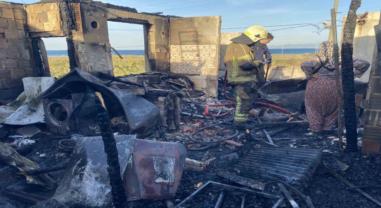 Bursada bir ev küle döndü, yanındaki bina hasar gördü