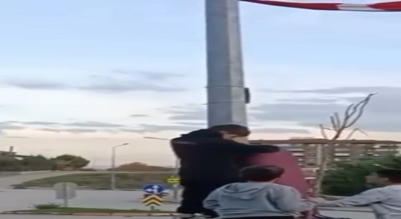 Bursada çocukların bayrak hassasiyeti duygulandırdı..Direğe böyle tırmandılar