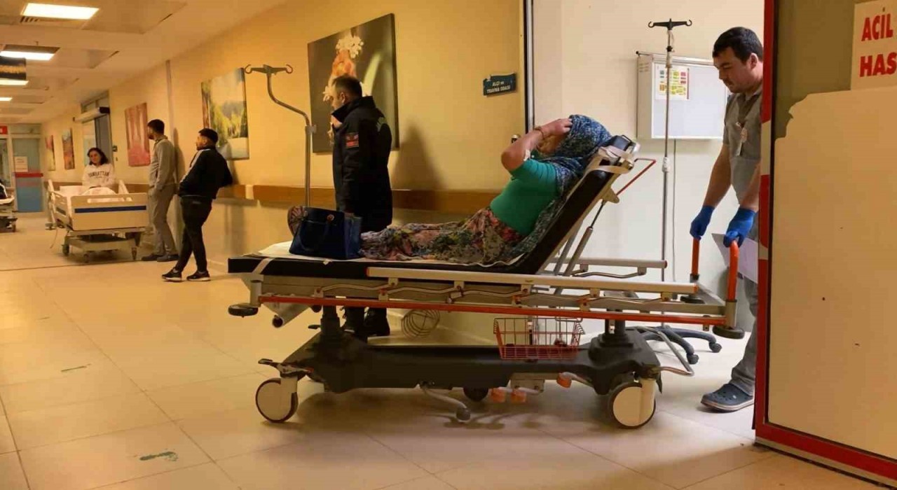 Bursada lastiği patlayan otomobil şarampole yuvarlandı