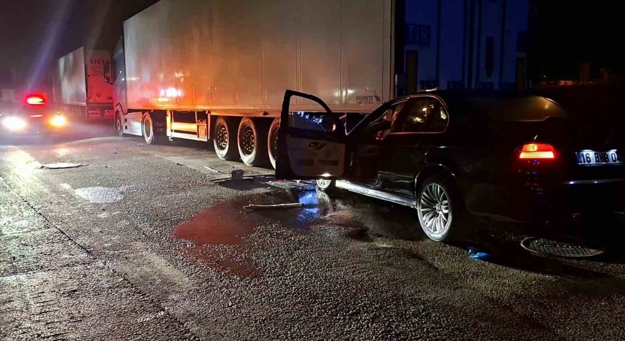 Bursada otomobil park halindeki tıra arkadan çarptı: 1 ağır yaralı