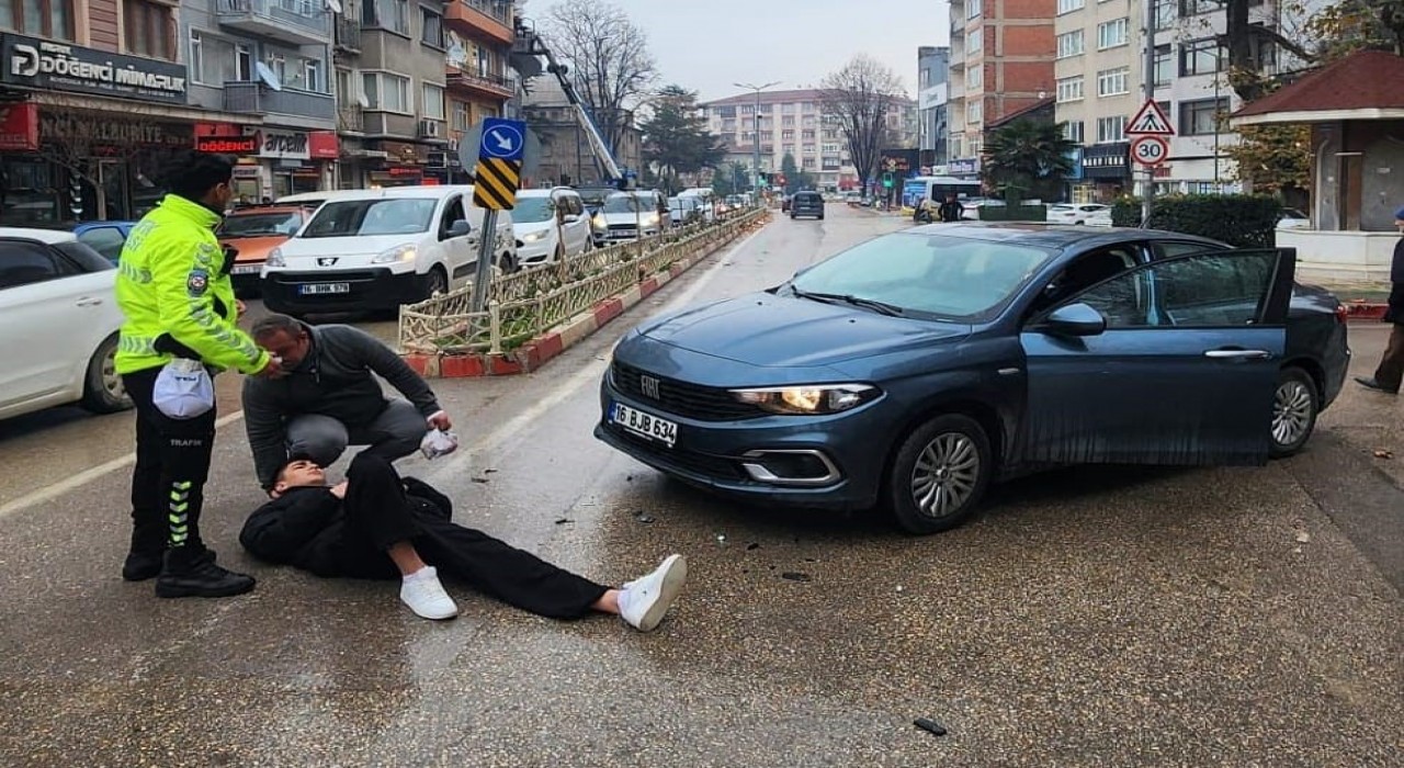 Bursada otomobille çarpışan motosiklet sürücüsü yaralandı
