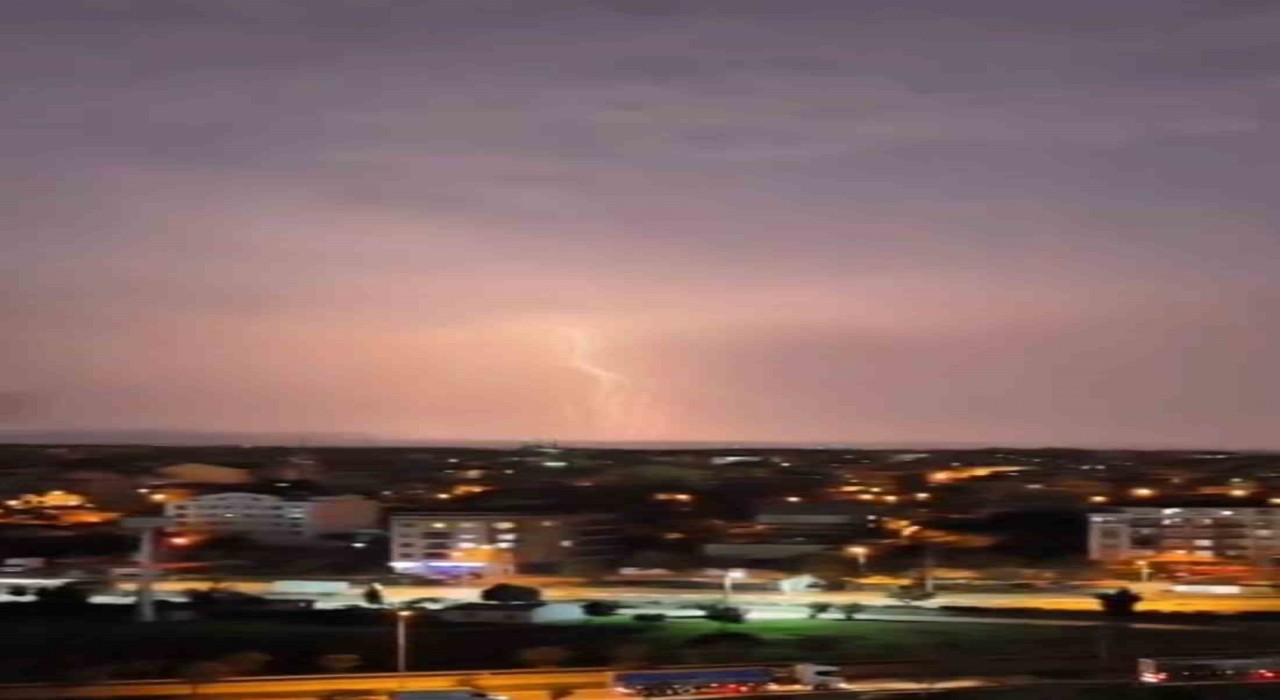 Bursada şimşekler geceyi gündüze çevirdi