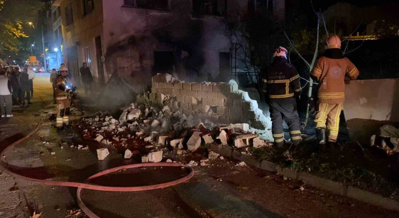 Bursada tek katlı ev alev alev yandı