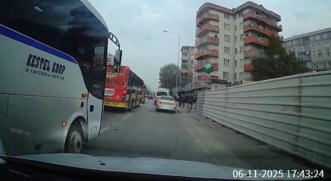 Bursada trafikte yol verme tartışması kamerada