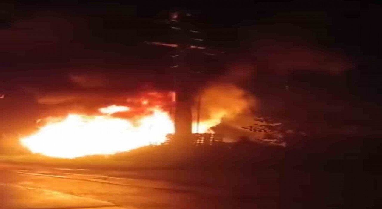 Bursada trafo yangını meyve kasalarına sıçradı