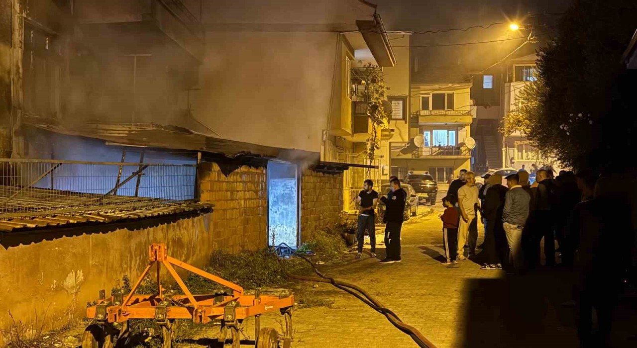 Bursada üç katlı binada çıkan yangın paniğe neden oldu