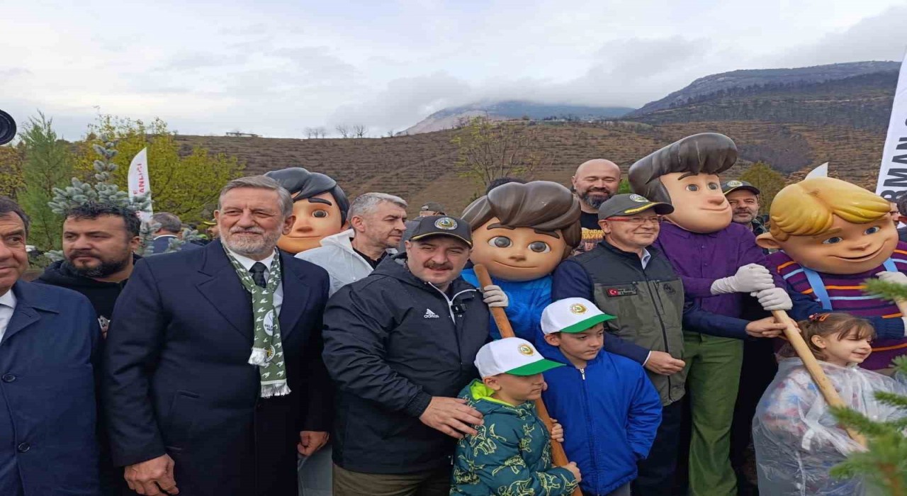 Bursada yanan ormanlar Milli Ağaçlandırma Gününde yeniden yeşeriyor