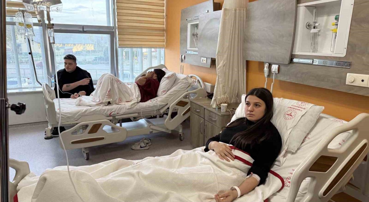 Bursada yedikleri midyeden zehirlenen 4 genç hastaneye kaldırıldı