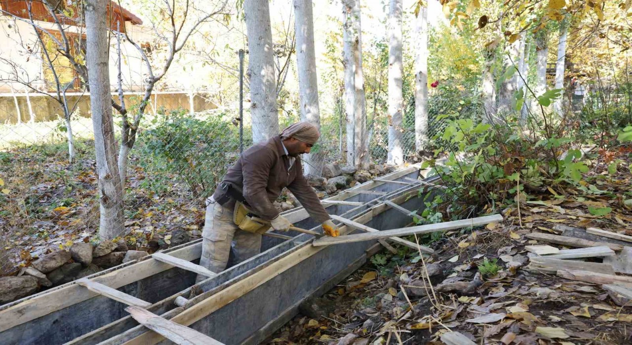 Büyükşehir Belediyesi Savurda 600 metrelik sulama kanalını yeniliyor