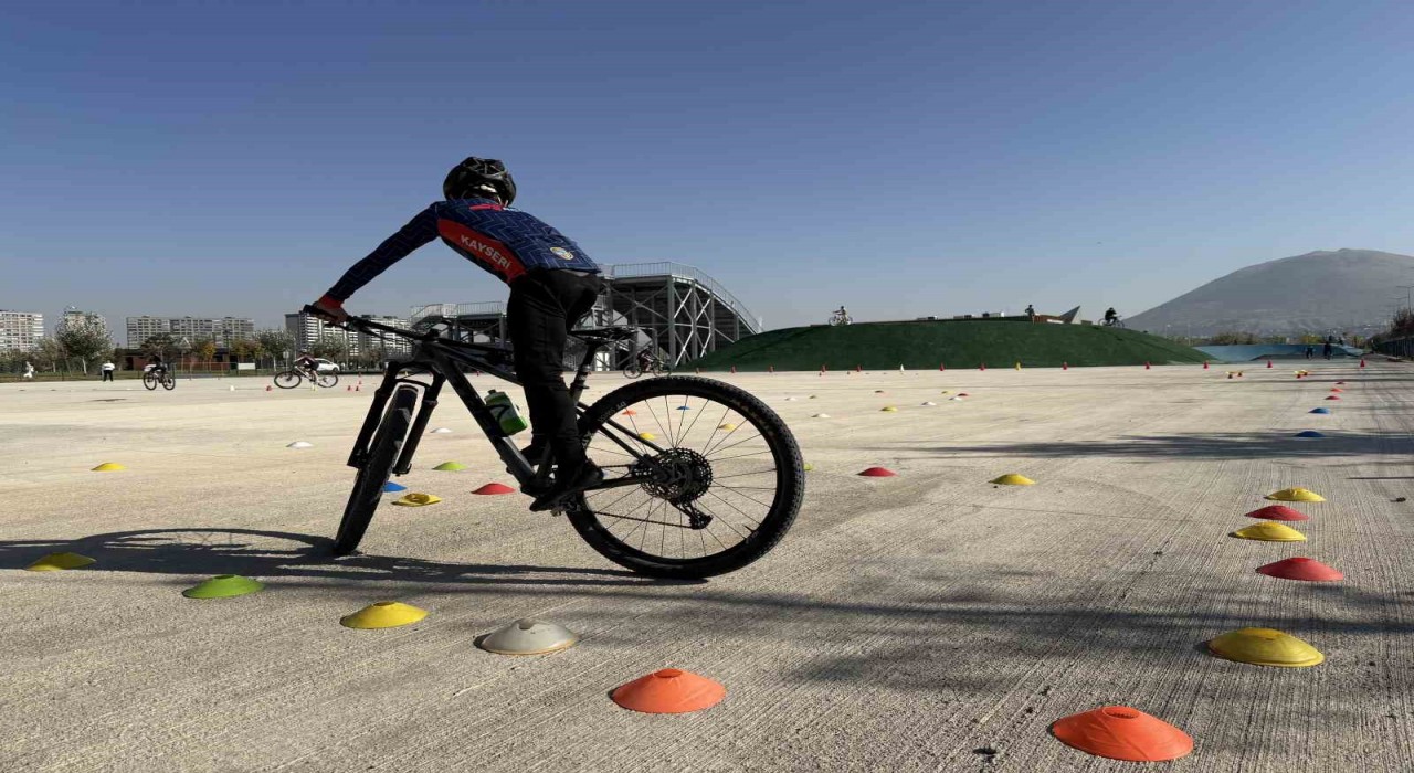 Büyükşehirden yeni adrenalin merkezi: İç Anadoluda tek olan parkurda BMX spor okulu