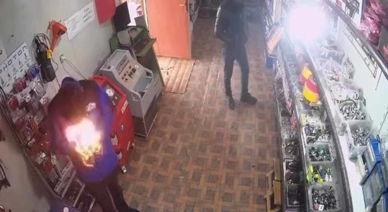 Çakmağı çakınca yüzü alevlerin arasında kaldı: o anlar kamerada