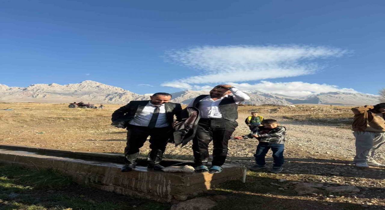 Çamardıda damat serinletme geleneği renkli görüntülere sahne oldu