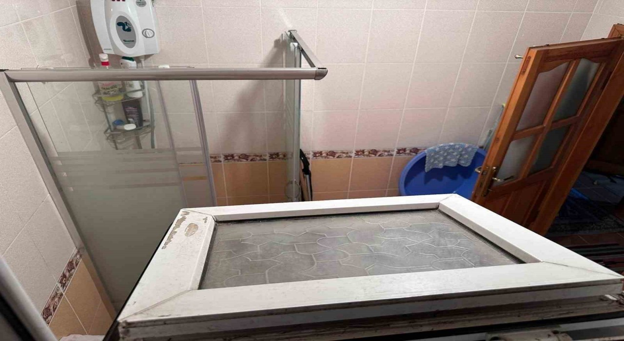 Camı kırıp eve girdi, yaşlı kadının ağzını bantlayıp altınları çaldı