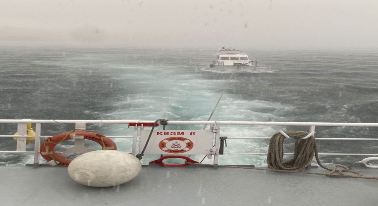 Çanakkale Boğazında makine arızası yaparak sürüklenen tekne kurtarıldı