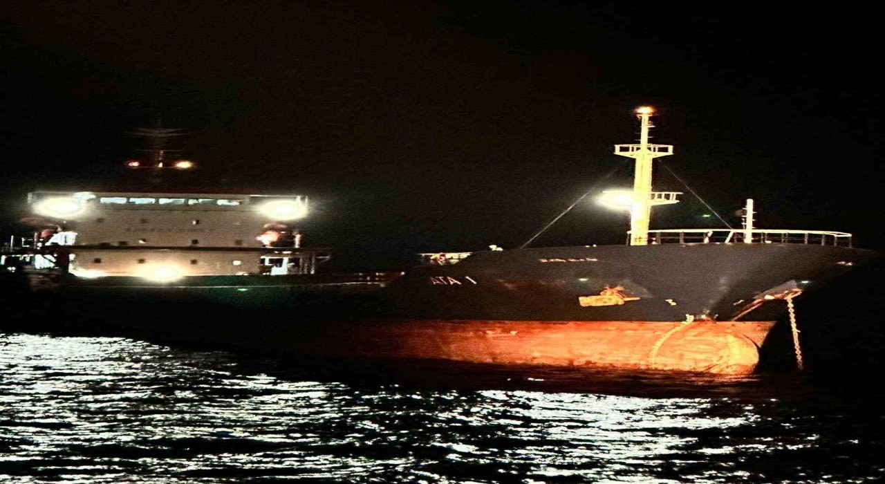 Çanakkale Boğazından geçen kuru yük gemisi makine arızası yaptı