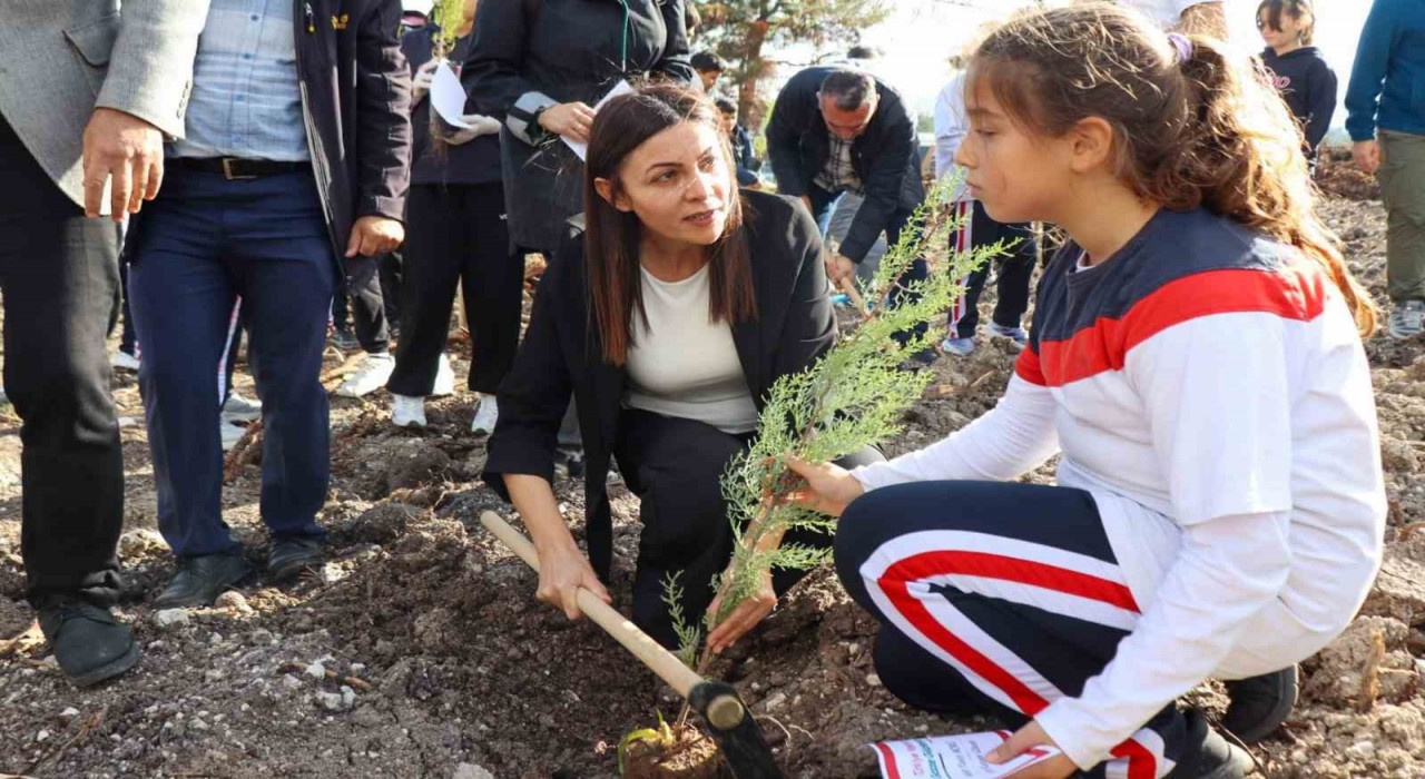 Çanakkale ve Gazze şehitleri için fidanlar toprakla buluştu