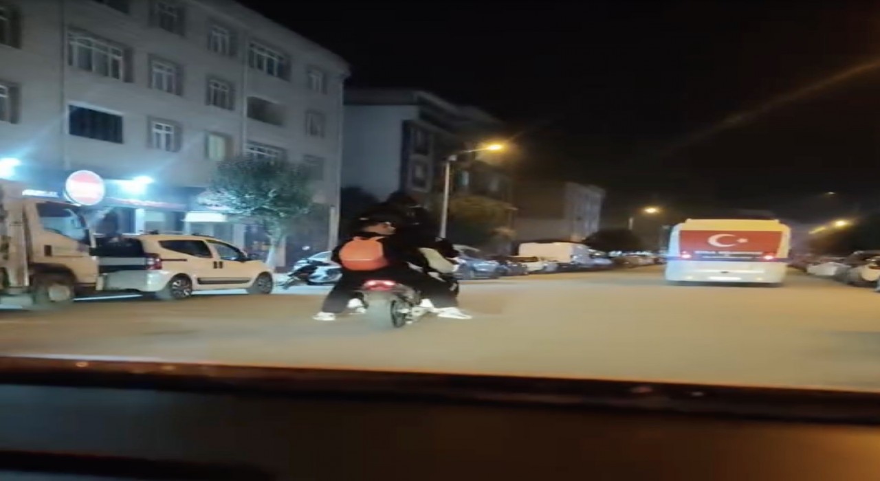 Çanakkalede motosiklete binen 5 genç adeta ölümle dans etti