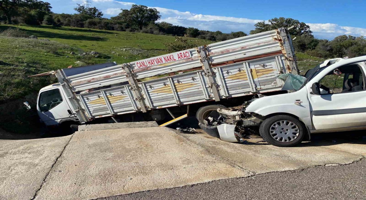 Çanakkalede ticari araçla kamyonet çarpıştı; 2si ağır, 5 yaralı