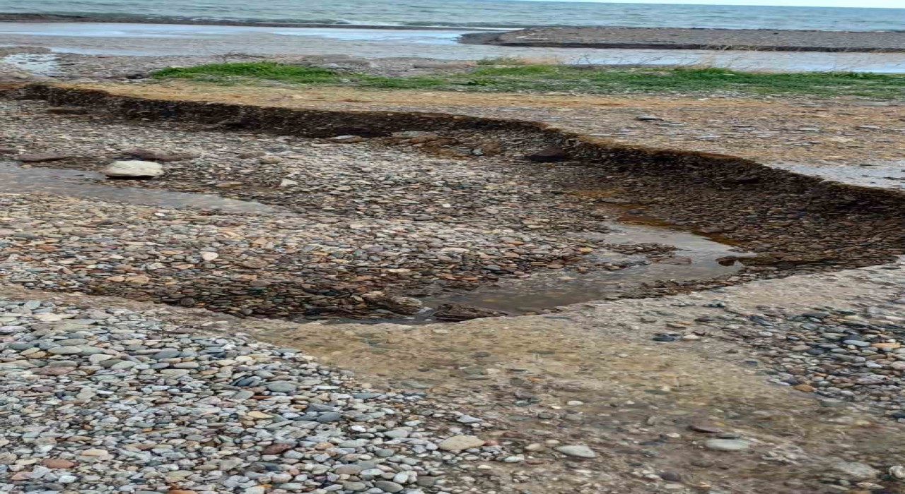 Çanakkalede yaşanan sağanak yağış nedeniyle Kadırga Koyu sahil yolu kapandı