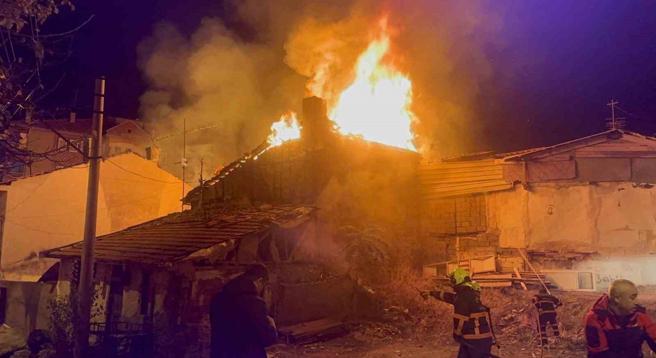 Çankırıda ev yangını: İki ev alevlere teslim oldu