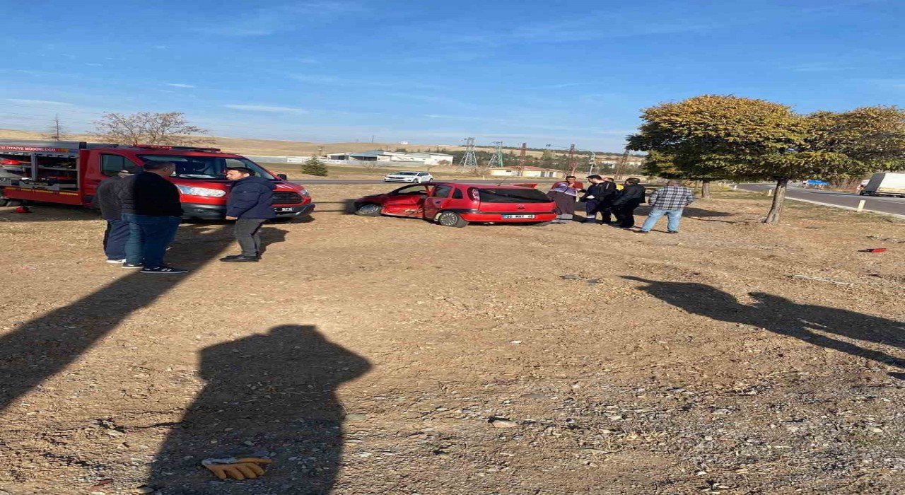 Çankırıda hafif ticari araç ile otomobil çarpıştı: 1 ölü, 4 yaralı