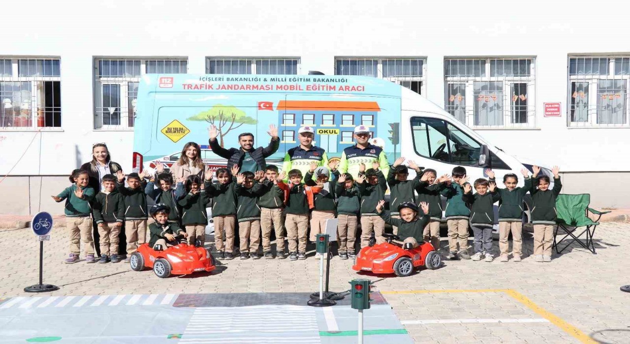 Çatakta öğrencilere uygulamalı trafik güvenliği eğitimi