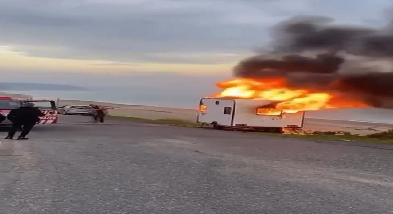 Çatalcada alevler arasında kalan karavan küle döndü